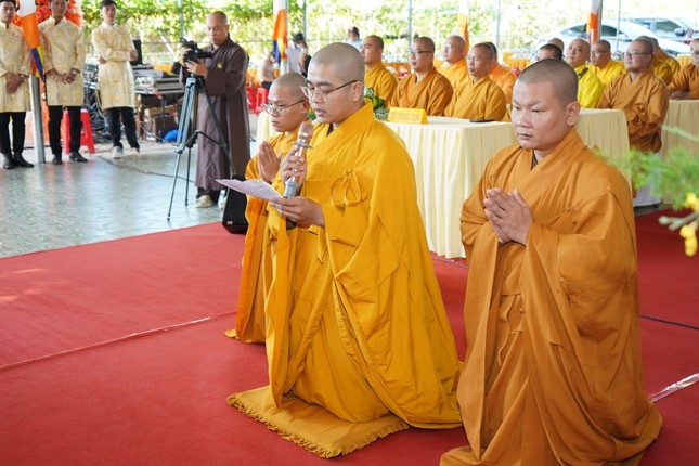 Đại đức tân trụ trì dâng lời phát nguyện Đại đức tân trụ trì dâng lời phát nguyện