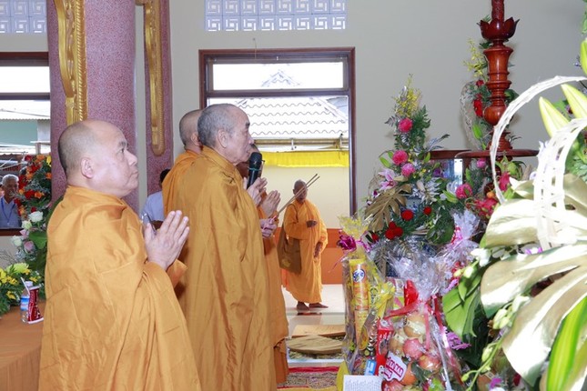 Chư tôn đức niêm hương