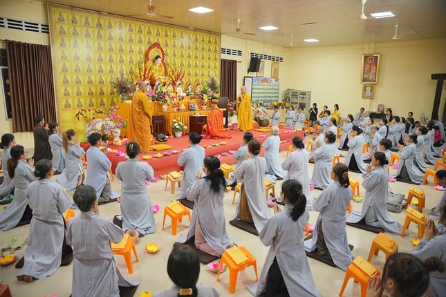 Đại chúng đảnh lễ, tụng kinh A Di Đà Đại chúng đảnh lễ, tụng kinh A Di Đà