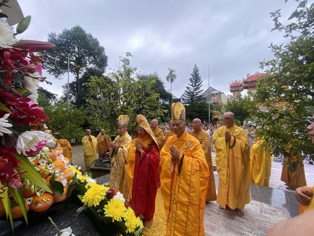 Đại chúng đồng xưng tán hồng danh Đức Phật A Di Đà