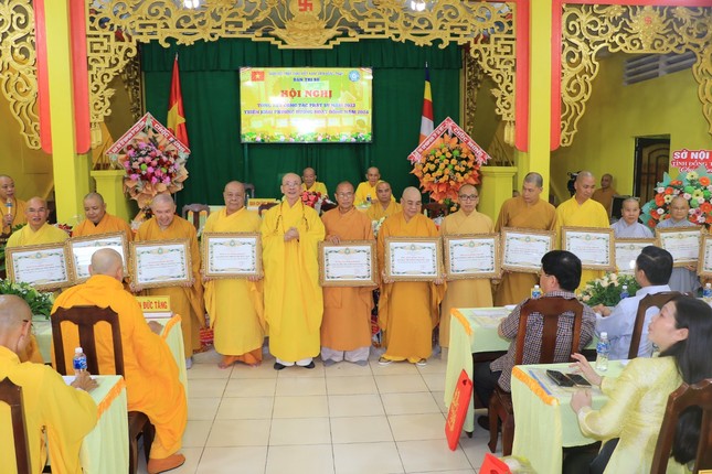 Trao Bằng tuyên dương công đức Trao Bằng tuyên dương công đức