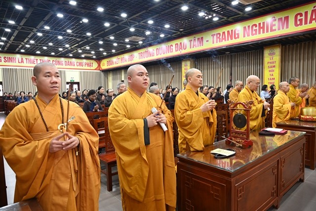 Chư tôn đức niêm hương bạch Phật Chư tôn đức niêm hương bạch Phật