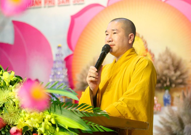 Đại đức Thích Nguyên Tĩnh, Trưởng ban Tổ chức khóa tu phát biểu khai mạc Đại đức Thích Nguyên Tĩnh, Trưởng ban Tổ chức khóa tu phát biểu khai mạc