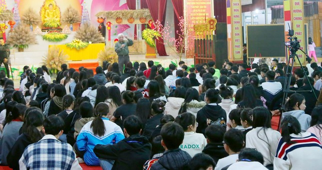 Các bạn trẻ lắng nghe chia sẻ, giao lưu cùng nhà Sử học Dương Trung Quốc với chủ đề “Sống có ước mơ và khát vọng” Các bạn trẻ lắng nghe chia sẻ, giao lưu cùng nhà Sử học Dương Trung Quốc với chủ đề “Sống có ước mơ và khát vọng”