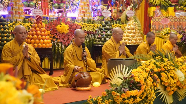 Thượng toạ Thích Minh Quang cùng chư Tăng hướng dẫn đại chúng tụng kinh