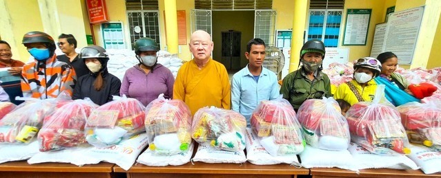 Hòa thượng Thích Duy Trấn trực tiếp thăm, tặng quà đến bà con - Ảnh: Minh Lương