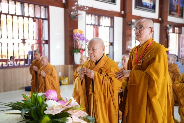 Trưởng lão Hòa thượng Thích Thiện Nhơn, Chủ tịch Hội đồng Trị sự niêm hương bạch Phật tại chánh điện mới chùa Hội An Trưởng lão Hòa thượng Thích Thiện Nhơn, Chủ tịch Hội đồng Trị sự niêm hương bạch Phật tại chánh điện mới chùa Hội An