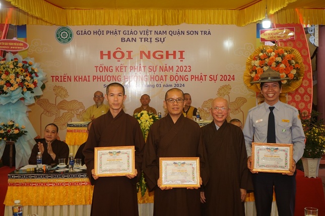 Trao Bằng tuyên dương công đức đến tập thể xuất sắc