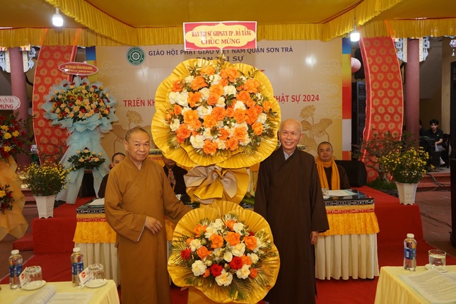 Ban Trị sự GHPGVN TP.Đà Nẵng tặng hoa chúc mừng