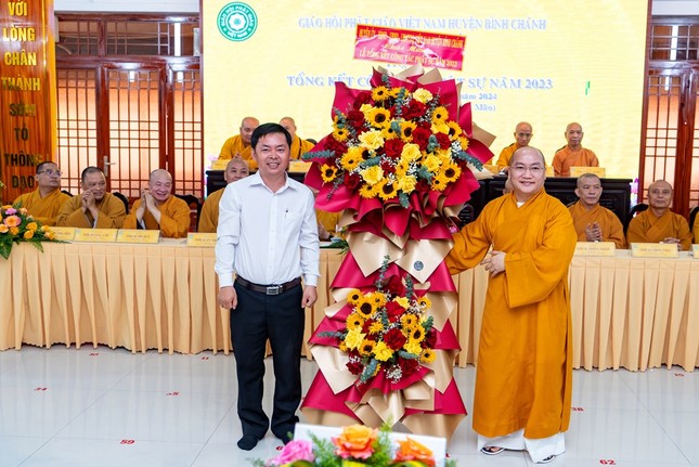 Đại diện UBND H.Bình Chánh tặng hoa chúc mừng hội nghị Đại diện UBND H.Bình Chánh tặng hoa chúc mừng hội nghị