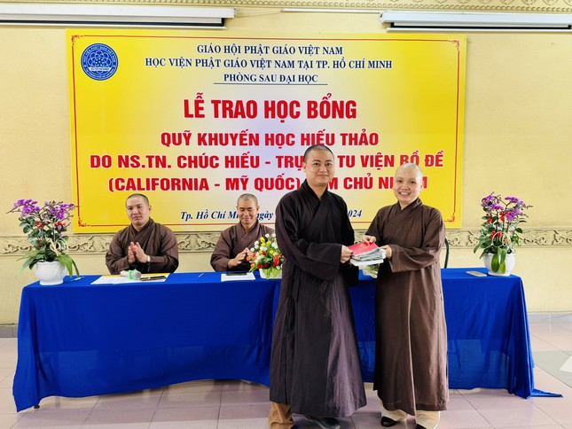 Mỗi suất học bổng trị giá 5 triệu đồng được trao cho các Tăng Ni sinh đạt thành tích cao trong học tập, nghiên cứu