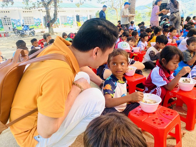 Trương Thư Hoàng chia sẻ với các bạn nhỏ ở vùng cao - Ảnh: HDSG Trương Thư Hoàng chia sẻ với các bạn nhỏ ở vùng cao - Ảnh: HDSG