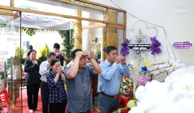 Đoàn Đảng ủy, UBND, UBMTTQVN P.11 sở tại thắp hương tưởng niệm