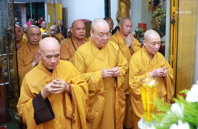 Chư tôn đức niêm hương cầu nguyện Chư tôn đức niêm hương cầu nguyện