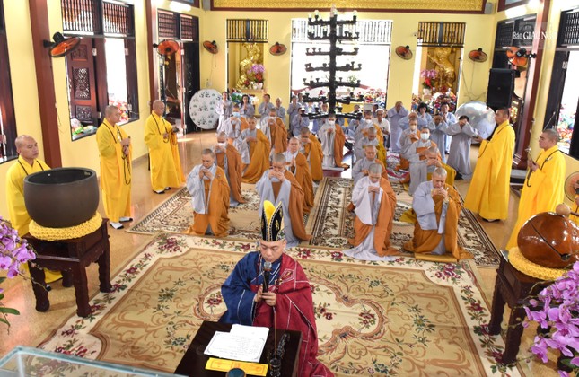 Chư tôn đức Ban Kinh sư cử hành nghi thức cúng ngọ Chư tôn đức Ban Kinh sư cử hành nghi thức cúng ngọ