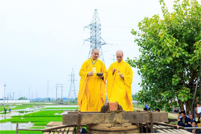 Chư Tăng cử hành nghi thức sái tịnh quanh khu vực khuôn đúc chuông