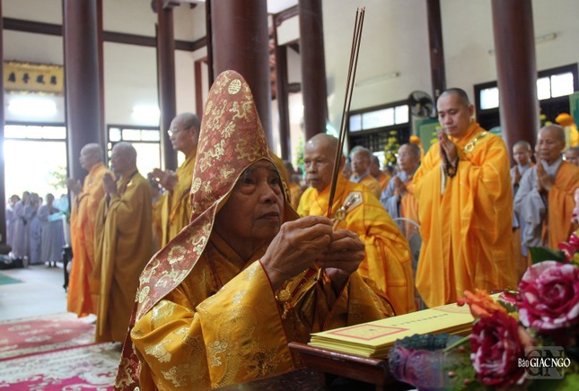 Trưởng lão Hòa thượng Chứng minh niêm hương cúng dường Trưởng lão Hòa thượng Chứng minh niêm hương cúng dường