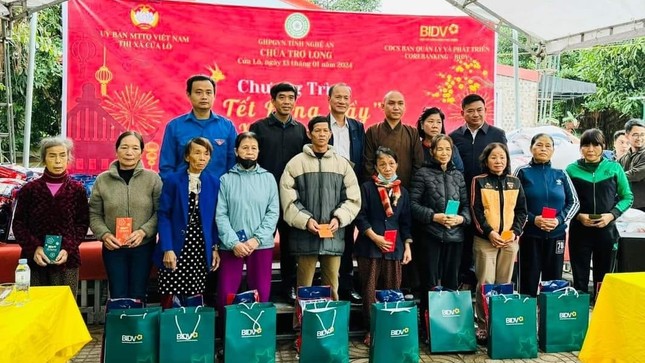 Đại đức Thích Minh Tuấn và nhà tài trợ trao quà đến các hộ nghèo