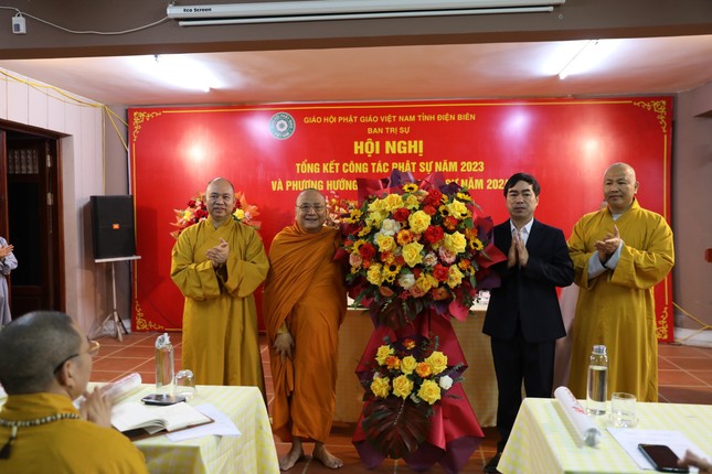 Ông Lê Đình Tuyên, Phó Giám đốc Sở Nội vụ tỉnh Điện Biên tặng hoa chúc mừng hội nghị