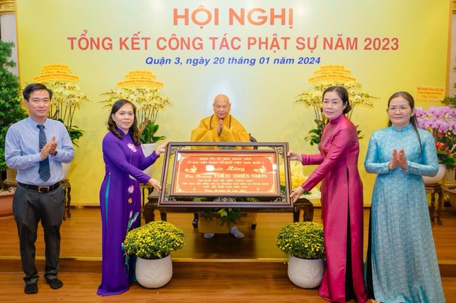 Quận ủy, UBND, Ủy ban MTTQVN Q.3 dâng khánh vàng chúc mừng đến Trưởng lão Hòa thượng Thích Thiện Nhơn - Ảnh: Đăng Huy