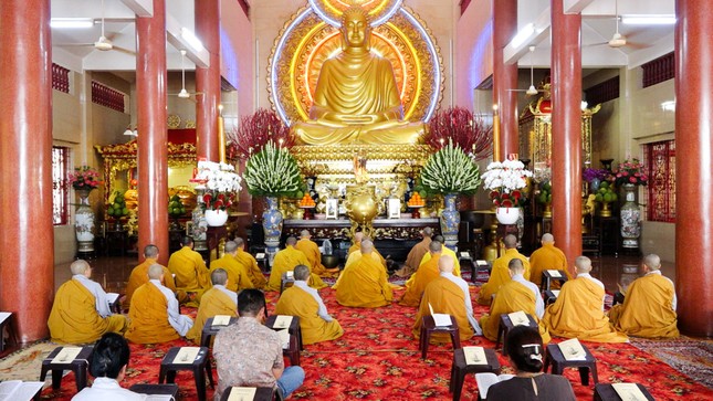 Khóa lễ tụng kinh tại chánh điện Thanh Minh thiền viện Khóa lễ tụng kinh tại chánh điện Thanh Minh thiền viện