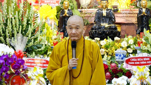 Trưởng lão Hòa thượng Thích Thanh Hùng ban đạo từ Trưởng lão Hòa thượng Thích Thanh Hùng ban đạo từ