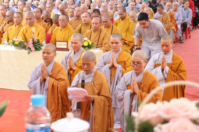 Ni sư Thích nữ Thiền Tâm dâng lời phát nguyện Ni sư Thích nữ Thiền Tâm dâng lời phát nguyện