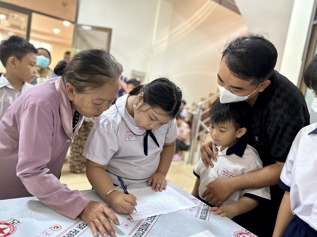 50 suất học bổng và những câu chuyện truyền cảm hứng, tình cảm yêu thương đã được Ban Tổ chức trao đến các em học sinh và phụ huynh 50 suất học bổng và những câu chuyện truyền cảm hứng, tình cảm yêu thương đã được Ban Tổ chức trao đến các em học sinh và phụ huynh