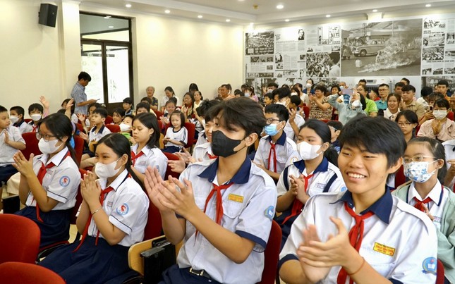 Niềm vui của các học sinh khi nhận học bổng tại Báo Giác Ngộ Niềm vui của các học sinh khi nhận học bổng tại Báo Giác Ngộ