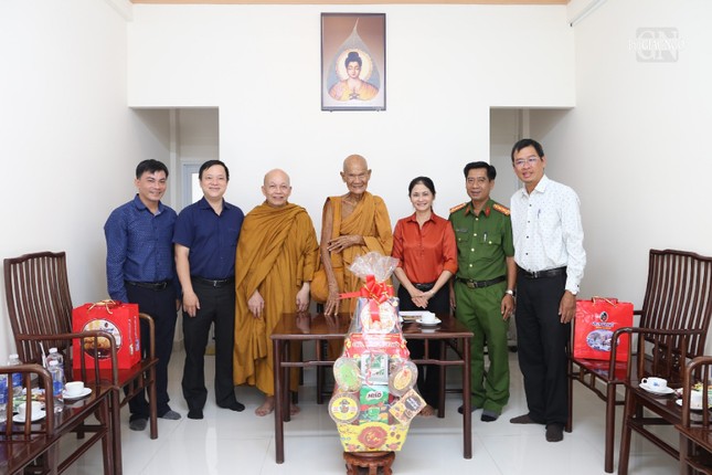 Thăm, chúc Tết Trưởng lão Hòa thượng Giác Tường và Hòa thượng Thích Minh Thành tại tịnh xá Trung Tâm Thăm, chúc Tết Trưởng lão Hòa thượng Giác Tường và Hòa thượng Thích Minh Thành tại tịnh xá Trung Tâm