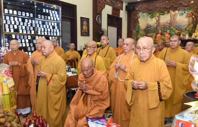 Chư tôn giáo phẩm thắp hương tưởng niệm