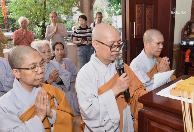 Ni sư Thích nữ Diệu Hoa cung tuyên tiểu sử cố Hòa thượng Thích Giác Hạnh