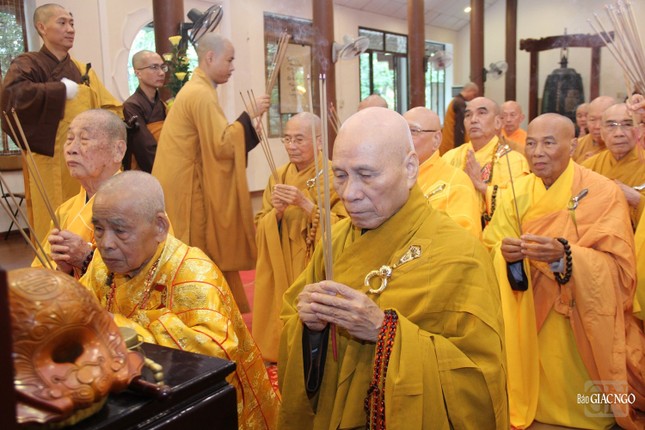 Chư tôn Trưởng lão Hòa thượng dâng hương tưởng niệm