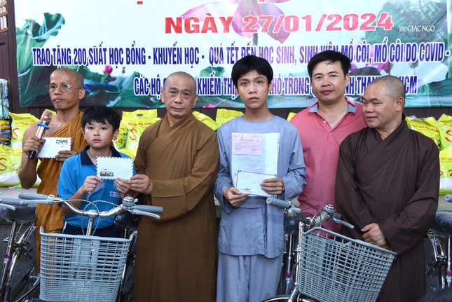 Trao học bổng toàn phần và 10 suất học bổng khuyến học Trao học bổng toàn phần và 10 suất học bổng khuyến học