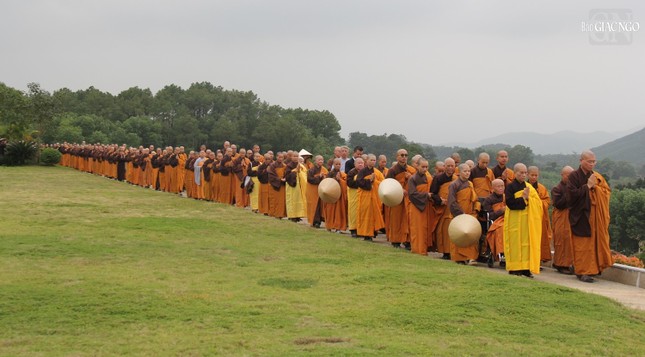 Thiền hành như lúc Thầy hiện hữu