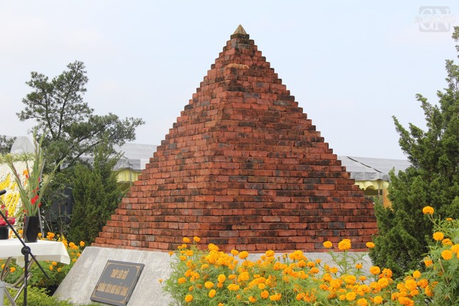 Những viên gạch lò thiêu thủ công được thiết trí trong khu tưởng niệm