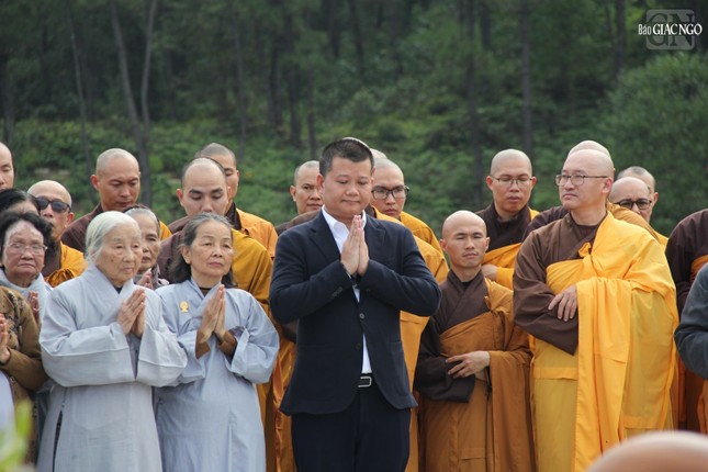 Ông Lê Trung Phong, Tổng Giám đốc Công ty Nhật Tiến tưởng niệm