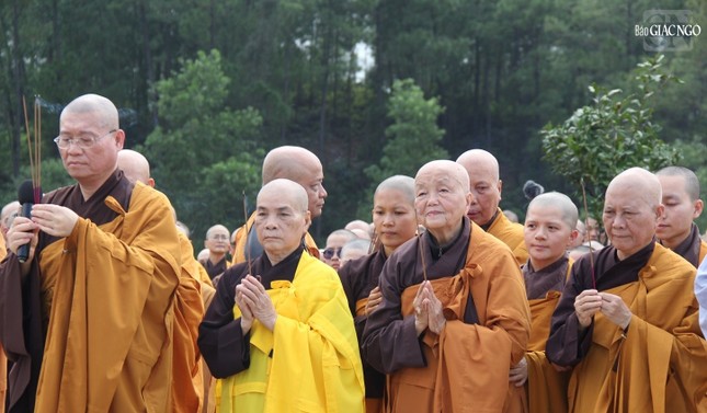 Dâng hương lên nhị vị danh Tăng Việt Nam thế kỷ XX