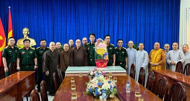 Thăm, tặng quà chúc Tết đến Ban Chỉ huy Quân sự Q.Tân Bình Thăm, tặng quà chúc Tết đến Ban Chỉ huy Quân sự Q.Tân Bình