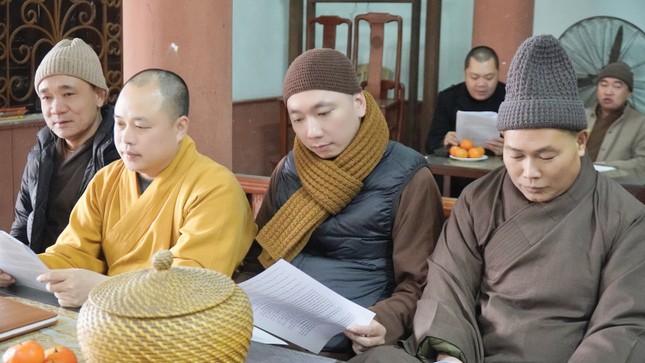 Chư tôn đức theo dõi báo cáo Chư tôn đức theo dõi báo cáo