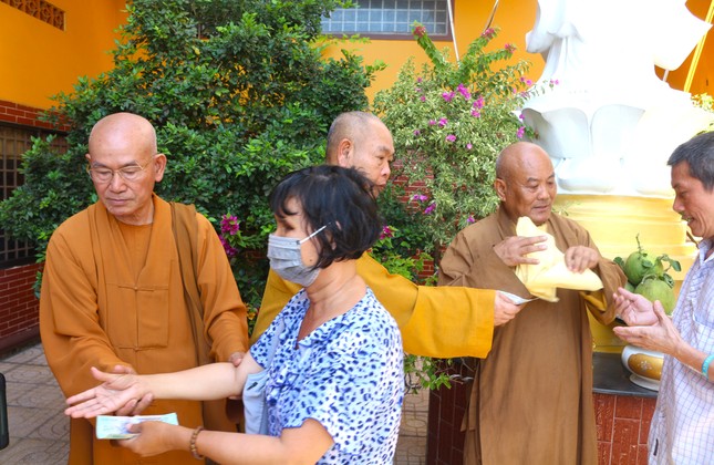 Trao quà đến người khiếm thị