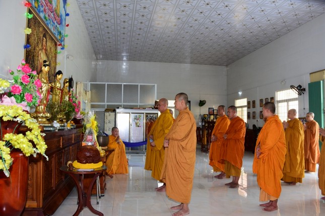 Đảnh lễ Tam bảo tại tịnh xá Ngọc Tân