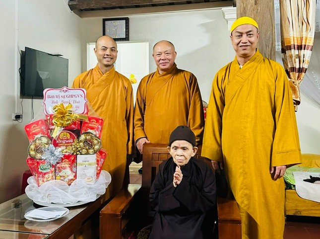 Chụp hình lưu niệm bên Ni trưởng Thích Đàm Nhung