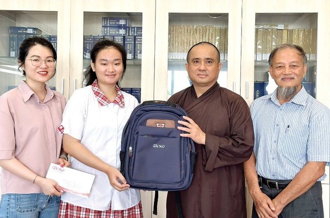 Nữ sinh Thanh Trúc (thứ hai từ trái sang) - nhân vật nhận học bổng Quách Thị Trang tiếp tục được bạn đọc Báo Giác Ngộ đỡ đầu, tiếp sức đến trường Nữ sinh Thanh Trúc (thứ hai từ trái sang) - nhân vật nhận học bổng Quách Thị Trang tiếp tục được bạn đọc Báo Giác Ngộ đỡ đầu, tiếp sức đến trường