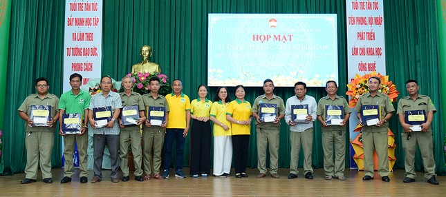 Trao quà đến các gia đình chính sách, cán bộ hưu trí Trao quà đến các gia đình chính sách, cán bộ hưu trí