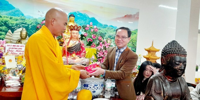 Lên chùa mùng 1 Tết vấn an sức khỏe, mừng tuổi chư Tăng