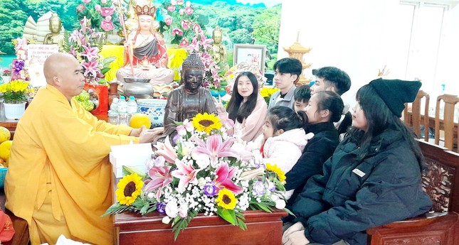 Các bạn trẻ xin lộc đầu năm mới