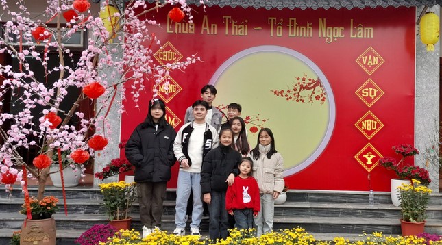 Các bạn trẻ chụp hình lưu niệm ngày đầu năm mới