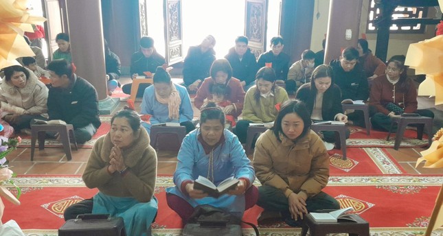 Đông đảo Phật tử dự lễ tại chùa Đông Yên trong sáng mùng 1 Tết