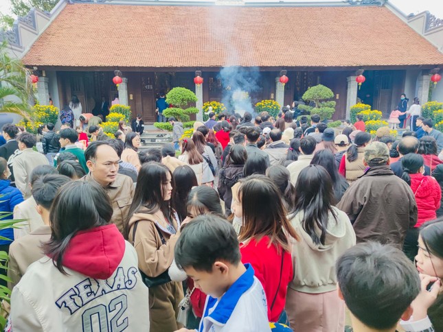 Người dân nô nức đến tham quan, chiêm bái tại Hoằng Phúc cổ tự